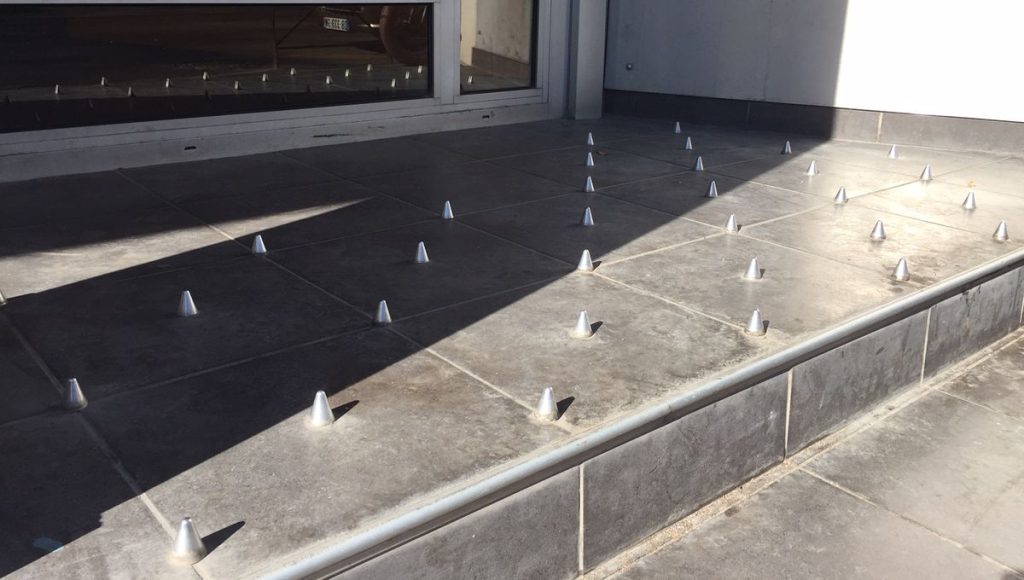 Dispositif anti-sdf ou anti-pigeons, l'un des meilleurs pour les oubliés du système